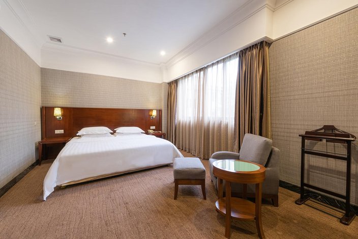 我战机紧咬其中一架飞机