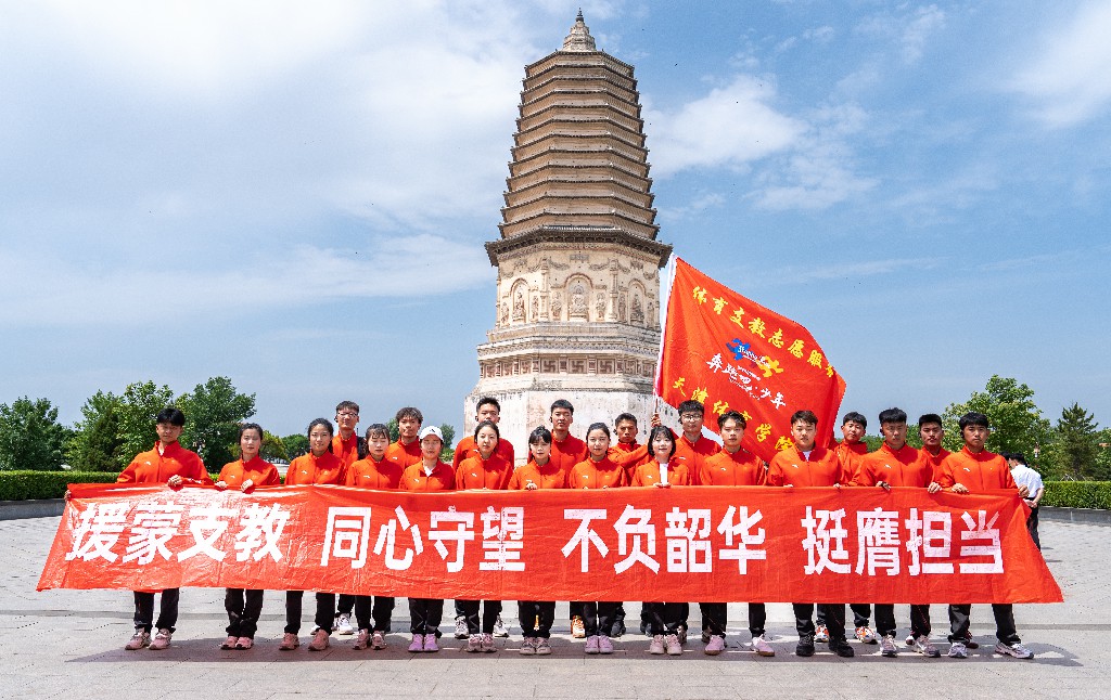 名将化身冠军教师团与学生及志愿者同上体育课