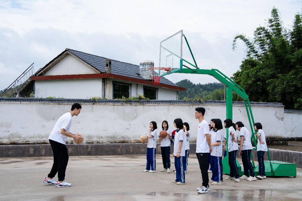 名将化身冠军教师团与学生及志愿者同上体育课