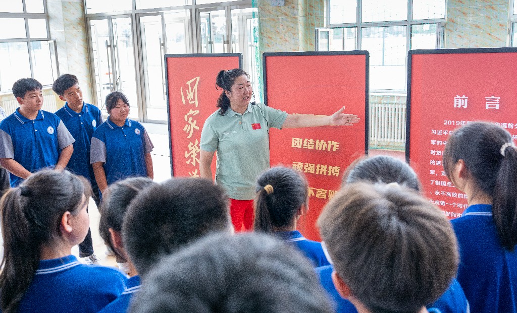 名将化身冠军教师团与学生及志愿者同上体育课