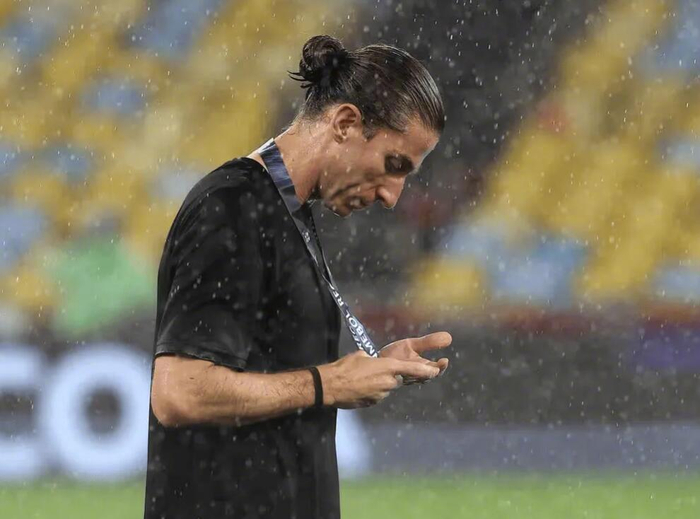 切尔西四个月内换帅风波：前左后卫路易斯意外